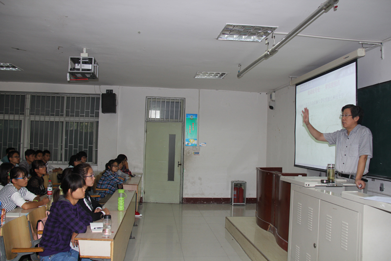 自动化专业主任候加林教授对大一新生开展入学专业教育