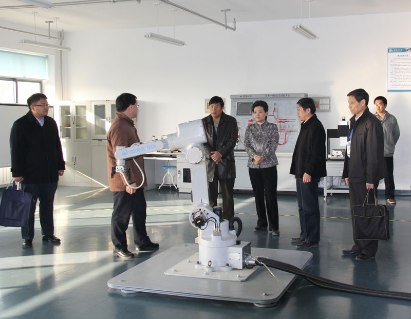 学校党委书记邢善萍陪同北京科技大学副校长张跃走访农业机械化及其自动化实验教学中心