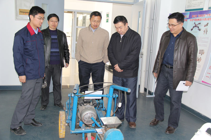 陈学庚院士、李洪文教授参观国家级农业机械化及其自动化实验教学示范中心
