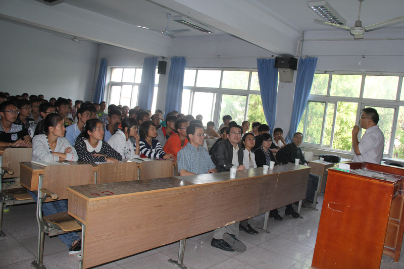 机电专业主任宋月鹏副教授对大一新生开展入学专业教育