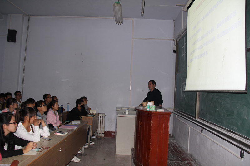 电气专业主任李有安副教授对大一新生开展入学专业教育