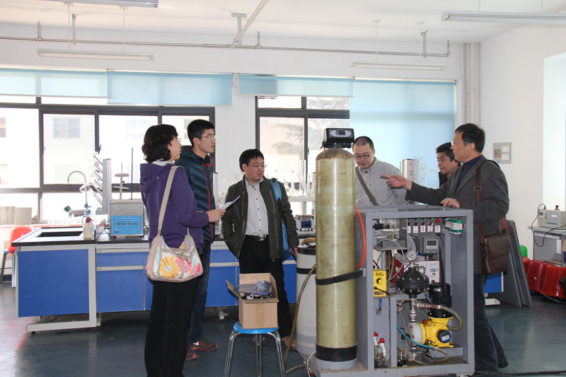 日本专家和中国农大专家参观机电学院实验室