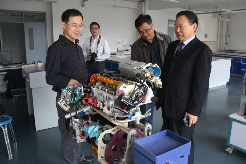 西北农林科技大学机械与电子工程学院何东健院长参观国家级实验教学中心