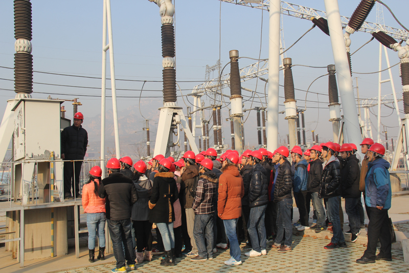 12级电气1-4班学生赴国家电网技术学院输电线路户外实训基地认识实习