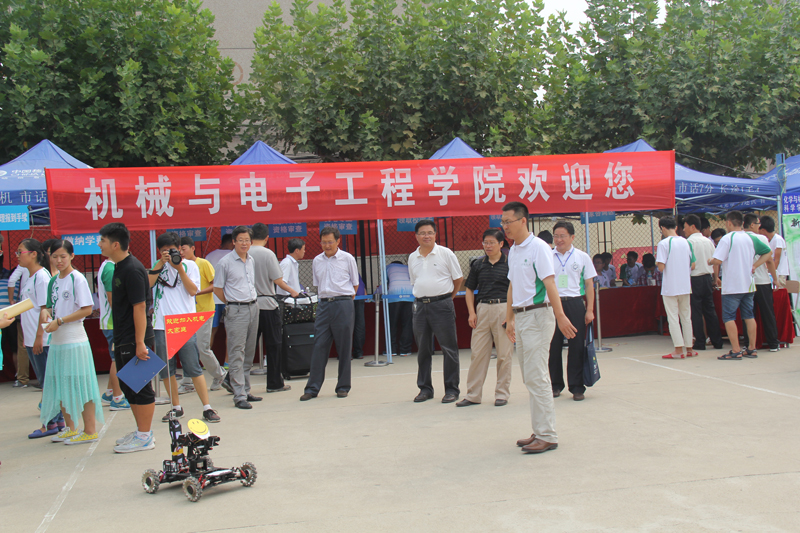 学院领导率领机器人迎新生